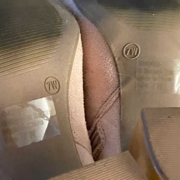 Wide pink suede booties with gold block heels. - Picture 6 of 6